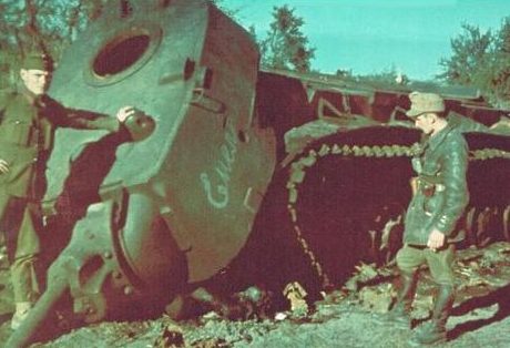 Венгерские солдаты у танка КВ-1 у реки Дон. Октябрь 1942 г.