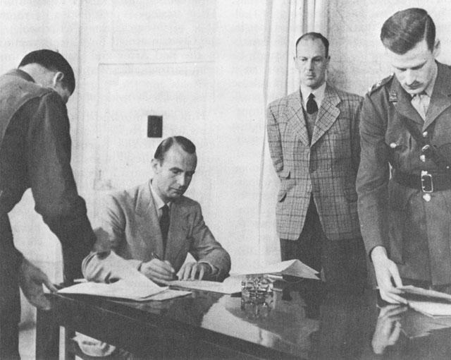 Представители Германии подписывают документ о капитуляции, Казерта. Италия, 29 апреля 1945 г. 