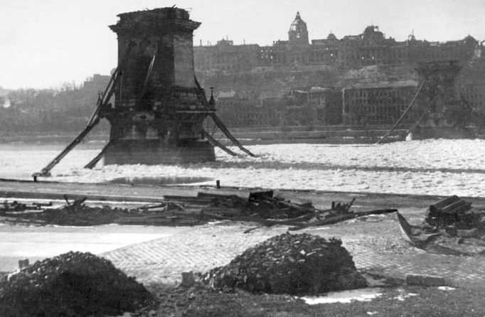Взорванный частями Вермахта Цепной мост через Дунай в Будапеште. Март 1945 г.