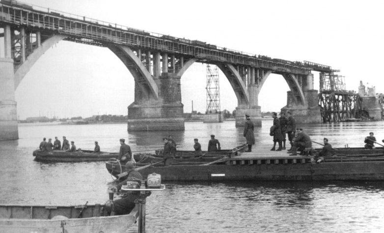 Итальянцы восстанавливают мост через Днепр в районе Днепропетровска. Сентябрь 1941 г. 