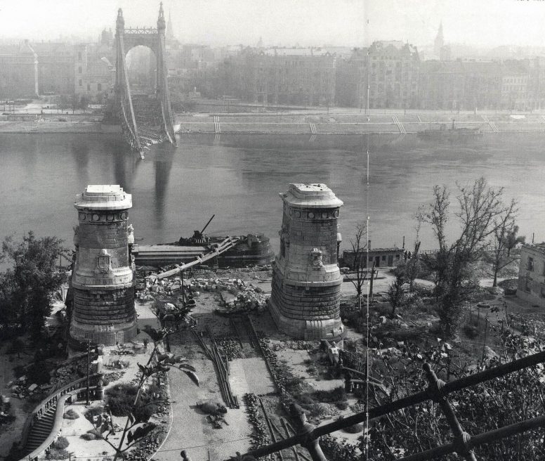 Взорванный мост Эржебет в Будапеште. Март 1945 г.