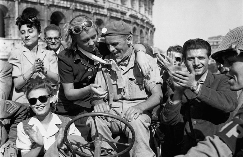 Римляне приветствуют английских солдат. 1945 г. 