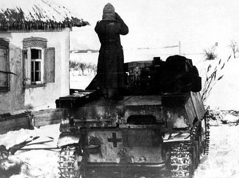 Венгерский солдат в советской деревне. Декабрь 1942 г. 