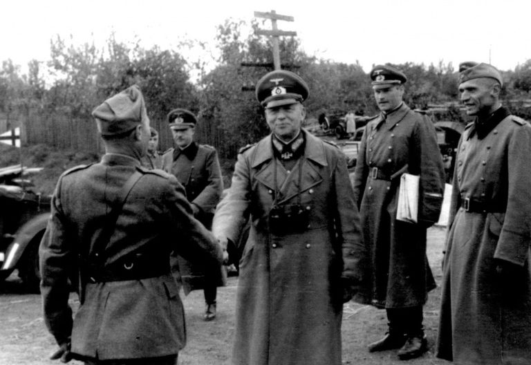 Генерал-полковник Эдвальд фон Клейст на открытие переправы через Днепр в Днепропетровске, построенной итальянцами. Сентябрь 1941 г. 