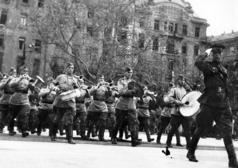 Советский военный оркестр в освобожденном Будапеште. Апрель 1945 г. 