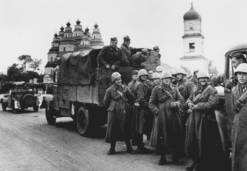 Словацкие и итальянские солдаты на дороге в Новомосковске. Октябрь 1941 г. 