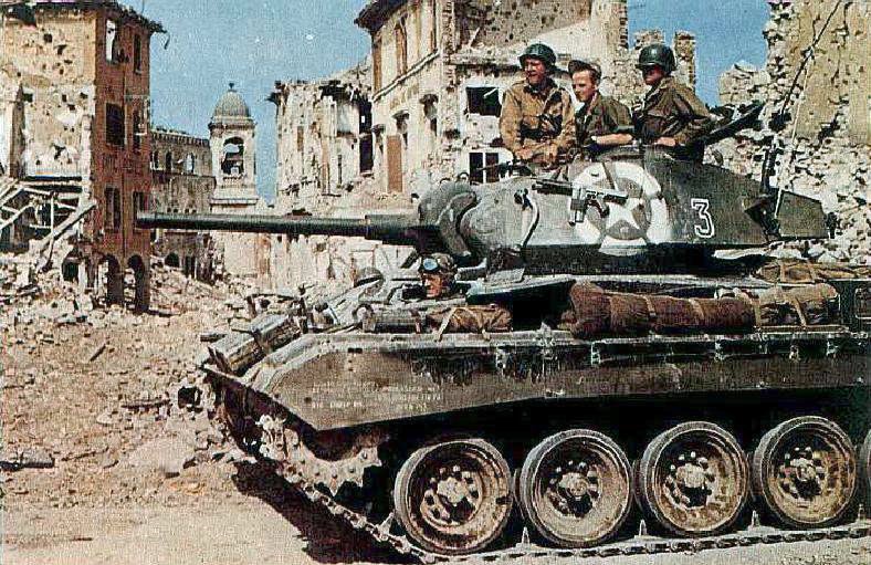Американский танк в Болонье. Апрель 1945 г. 