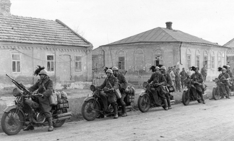 Итальянские мотоциклисты-берсальеры в пригороде Сталино. Октябрь 1941 г. 