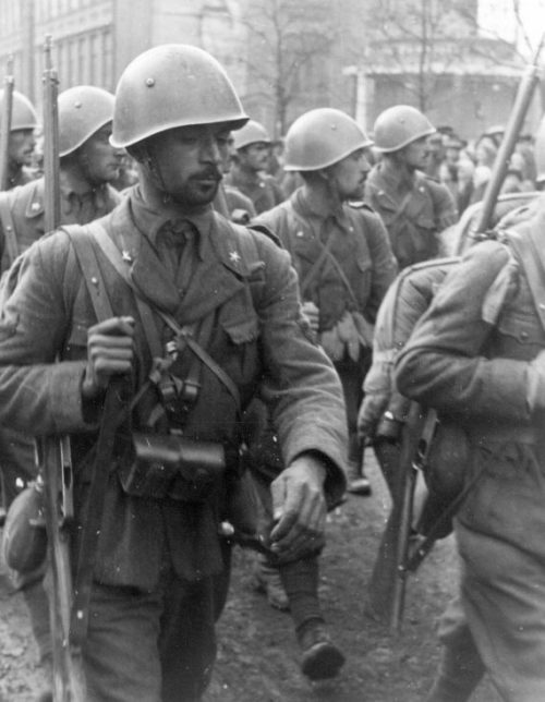 Пехота итальянского экспедиционного корпуса на улицах Сталино. Октябрь 1941 г.