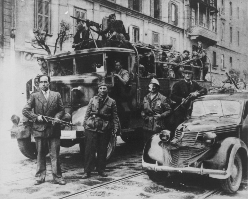 Итальянские партизаны в освобожденном Турине. Апрель 1945 г. 