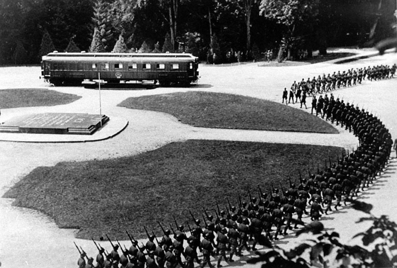 Церемониальный марш немецких войск в Компьене во время переговоров о перемирии между немецким командованием и Францией. 22 июня 1940 г.