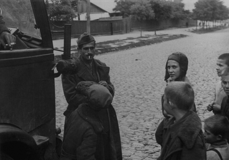 Итальянские солдаты в оккупированном Днепропетровске. Октябрь 1941 г. 