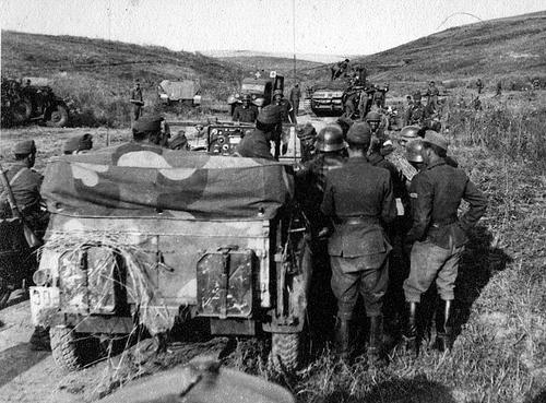 Венгерские солдаты слушают полевое радио. Окрестности Воронежа,1942 г. 