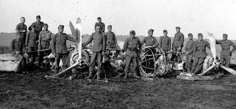 Венгерские солдаты у сбитого советского бомбардировщика СБ-2. 1942 г. 