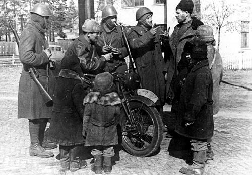 Итальянские солдаты в оккупированной советской деревне. Ноябрь 1941 г.