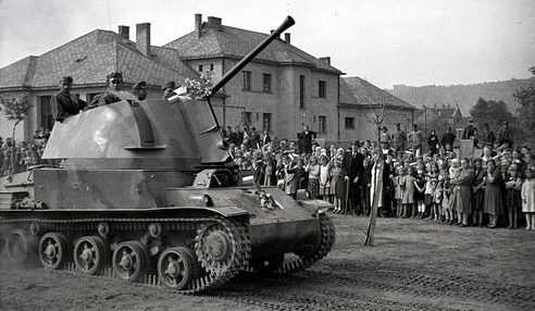 40-мм самоходная зенитная пушка на военном параде в Венгрии. 1942 г.
