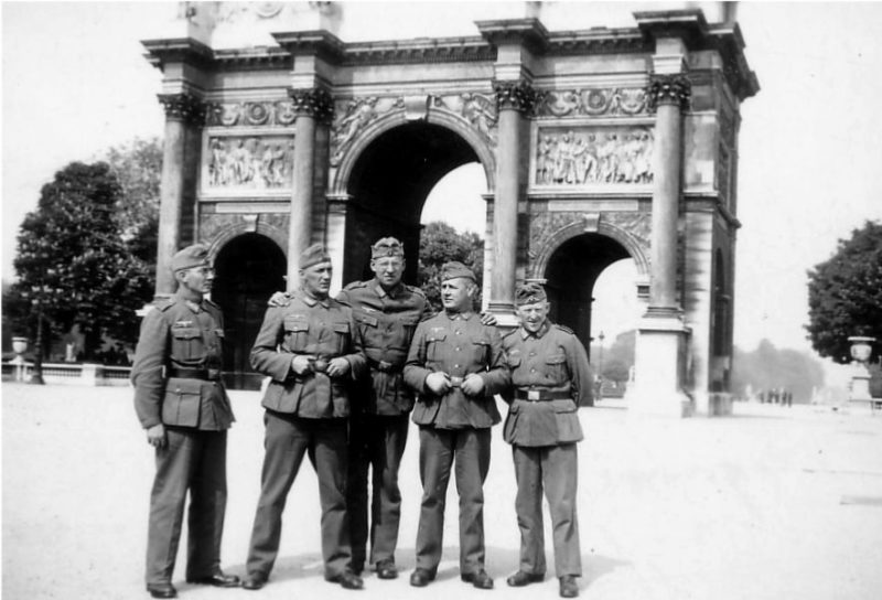 Солдаты Вермахта в Париже. Июль 1940 г.