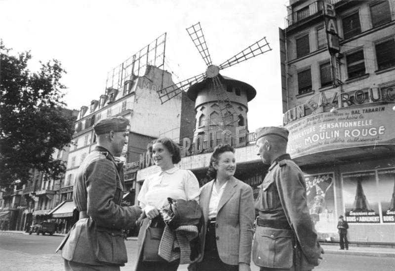Солдаты Вермахта в Париже. Июль 1940 г. 