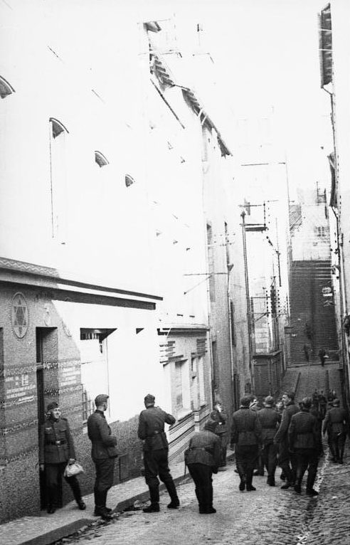 Немецкие солдаты у борделя и в борделе в Бресте. Июль 1940 г. 