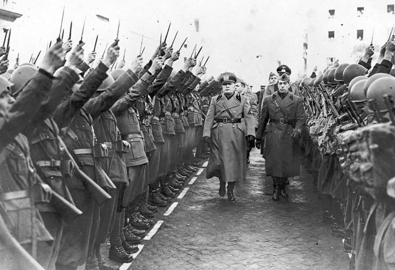 Муссолини на смотре отрядов фашисткой милиции. Февраль 1942 г.