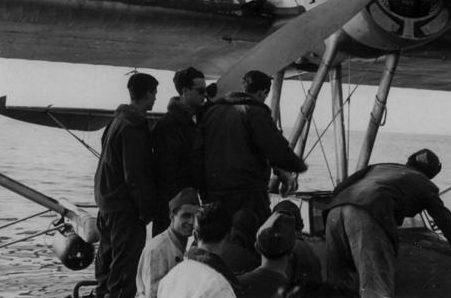 Экипаж гидросамолета Cant-Z-501 в гавани Сардинии. Март 1942 г.