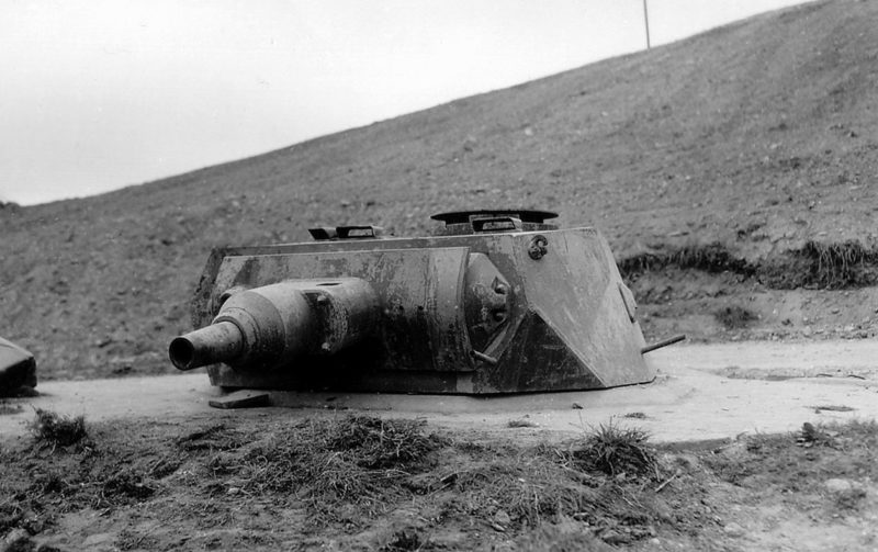 Брошенная немецкая бронебашня на пляже Омаха. 6 июня 1944 года.