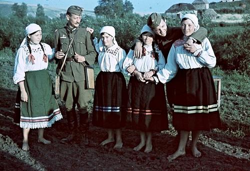 Венгерские военные корреспонденты с девушками в оккупированной советской деревне. 1942 г. 