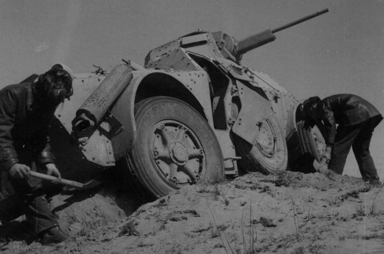 Экипаж итальянского бронеавтомобиля АВ 41 откапывает свою машину, застрявшую в песках ливийской пустыни. Май 1942 г. 