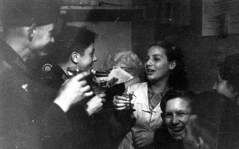 Немецкие солдаты у борделя и в борделе в Бресте. Июль 1940 г. 