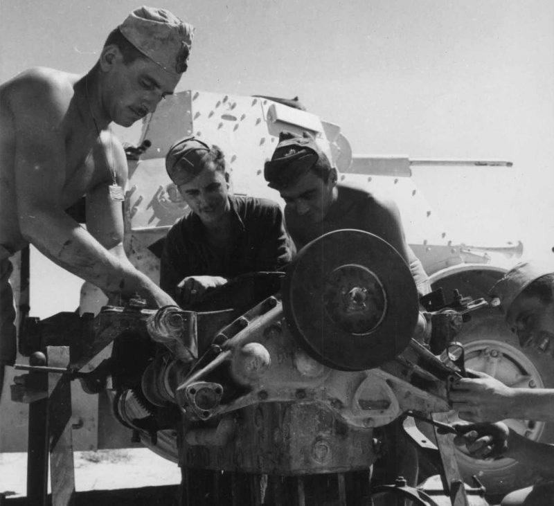 Итальянские солдаты за ремонтом двигателя бронеавтомобиля AB 41 в Северной Африке. Май 1942 г. 