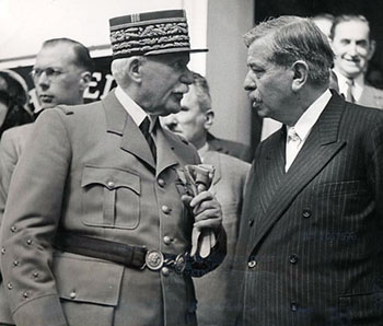 Маршал Франции Филипп Петен и Пьер Лаваль. Июль 1940 г.