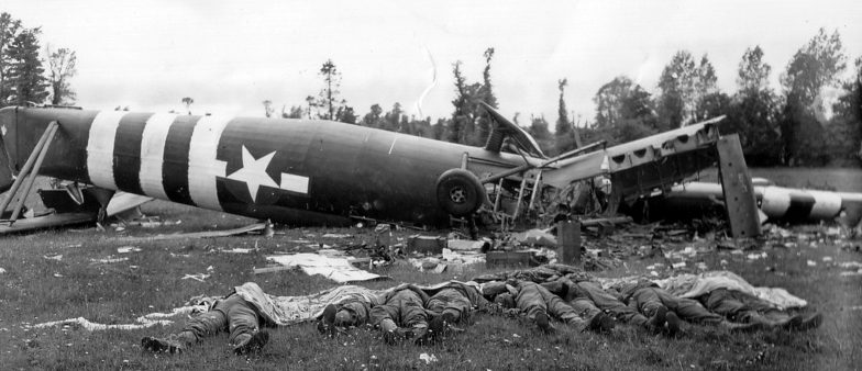 Погибшие десантники из 325-го планерно-пехотного полка у разбившегося при посадке вечером 6 июля 1944 года планера Эйрспид «Хорса».
