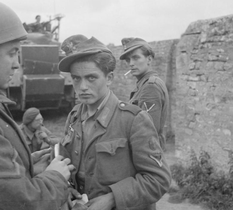 Немецкие военнопленные, захваченные во время высадки. 6 июня 1944 г.