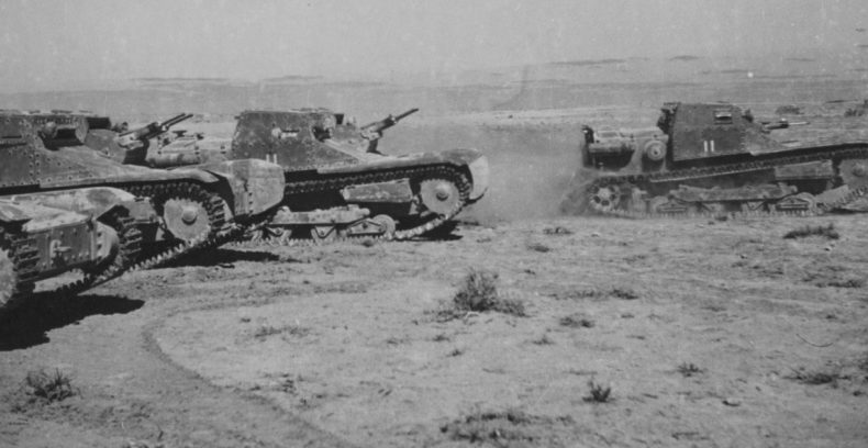 Итальянские танкетки «Карро Велоче» в пустыне Северной Африки. Май 1942 г. 