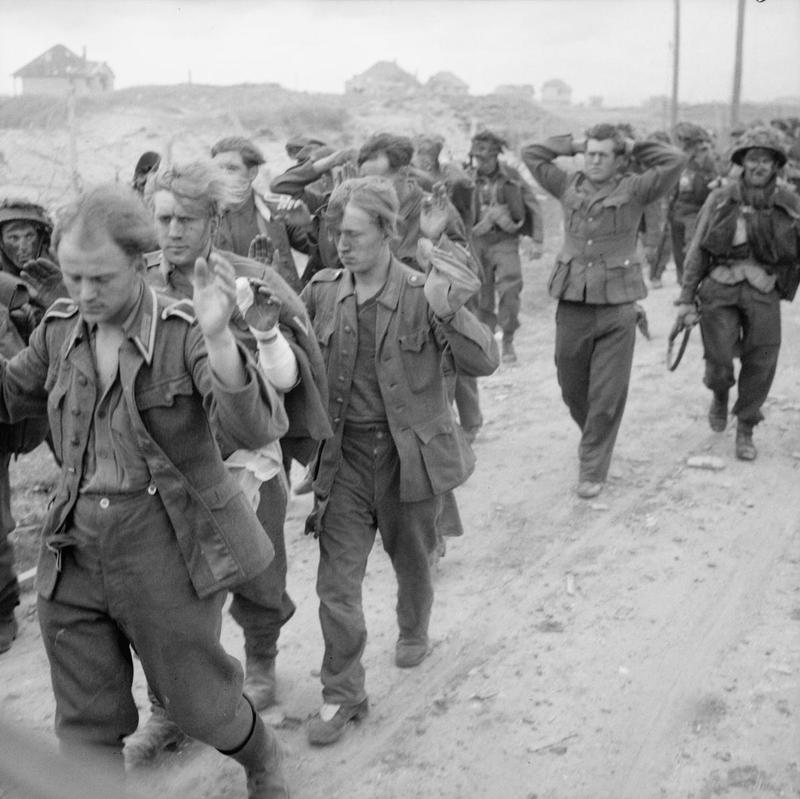 Немецкие военнопленные, захваченные во время высадки. 6 июня 1944 г.