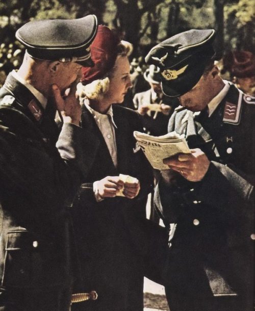 Француженки с немецкими солдатами. Август 1940 г.