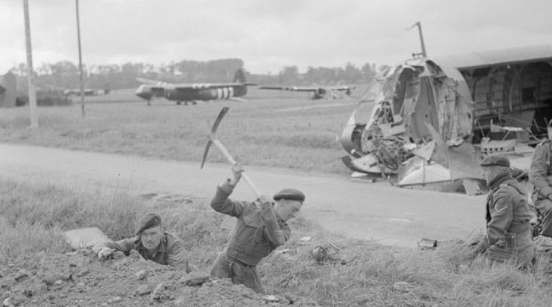 Британские коммандос окапываются, после приземления на планерах у реки Орн. 7 июня 1944 г.