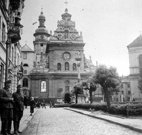 Венгерские солдаты у Бернардинской церкви во Львове. 1942 г.