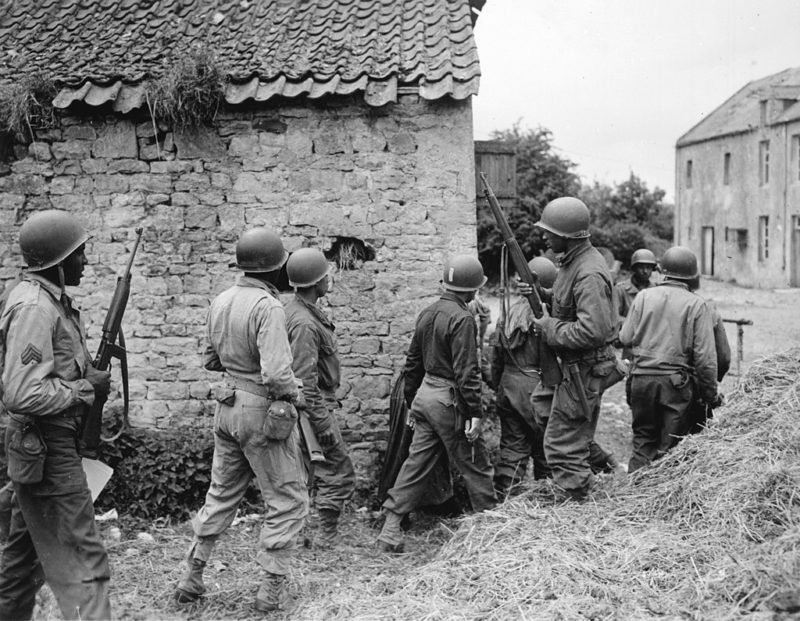 Взвод американских солдат в поисках немецкого снайпера. 10 июня 1944 г.
