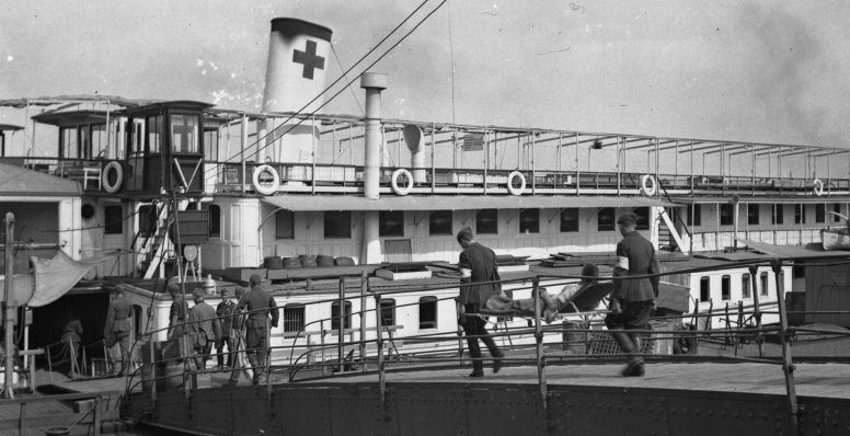 Венгерские военные-медики заносят раненых солдат на борт госпитального судна. 1942 г.