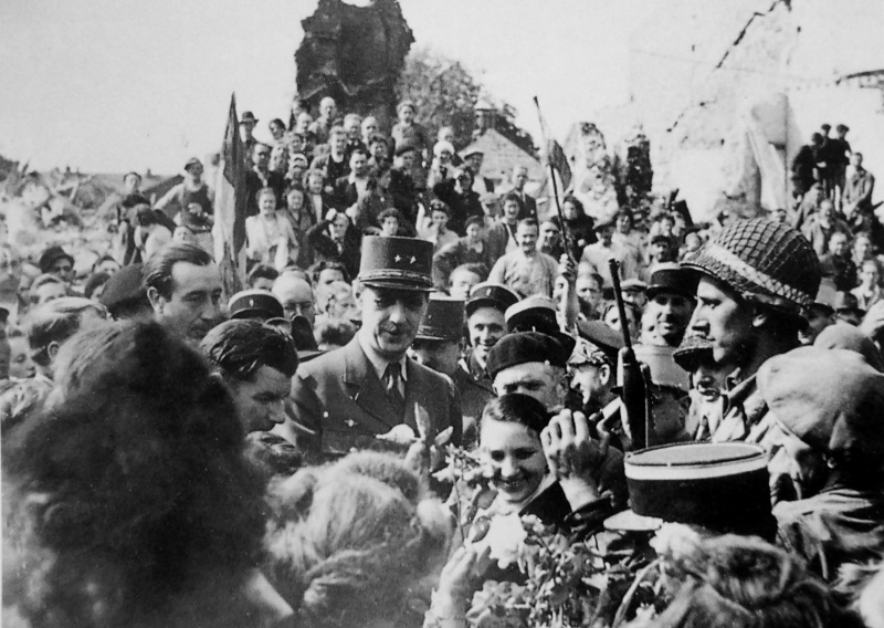 Генерал Шарль де Голль на встрече с жителями освобожденного города в Нормандии. Июнь 1944 г. 