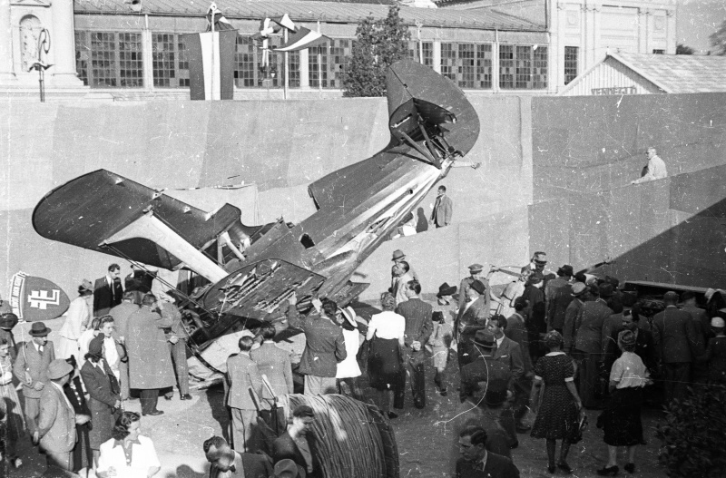 Советские самолеты на выставке трофейной техники в парке Будапешта. 1942 г.