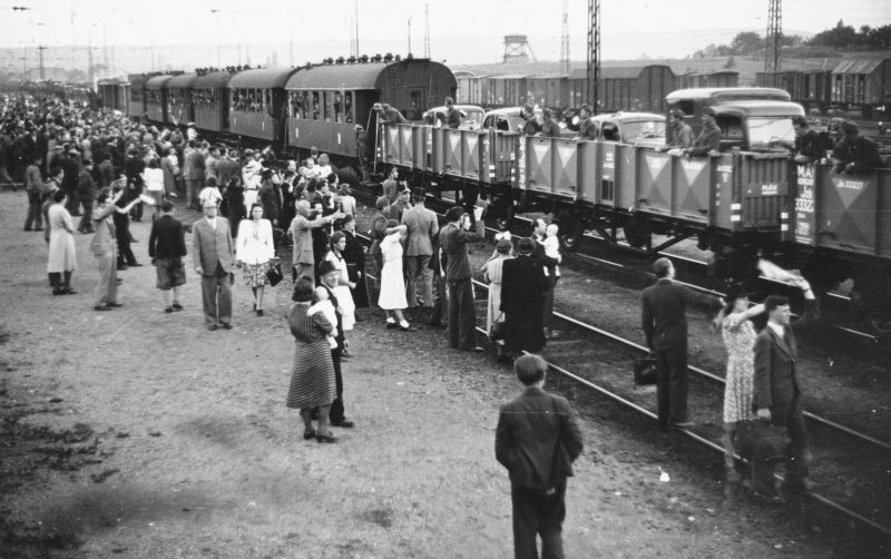 Жители Будапешта на станции Келенфёльди провожают солдат на Восточный фронт. 1942 г. 