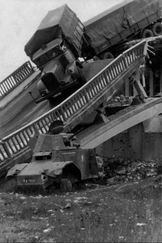 Взорванный мост на севере Франции. 1940 г.