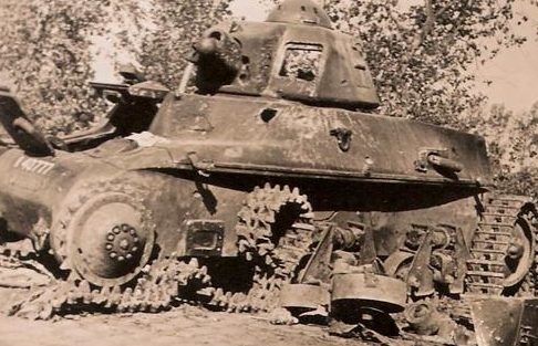 Уничтоженный французский танк. Лето 1940 г.