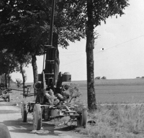 Брошенные на обочине дороги французские 75-мм зенитные пушки. Лето 1940 г.