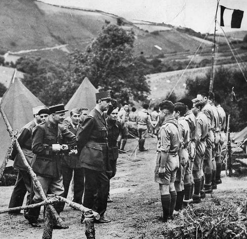 Генерал-лейтенант Шарль де Голль во французском лагере в Уэльсе. Сентябрь 1940 г.