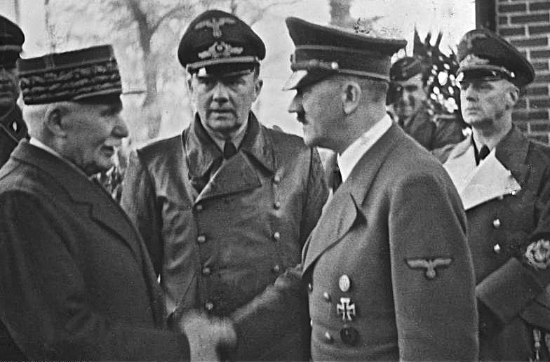 Французский маршал Анри Филипп Петен приветствует Адольфа Гитлера в Монтуар-сюр-ле-Луар. 24 октября 1940 г.