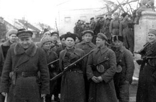 Партизаны входят в город. Февраль 1944 г. 