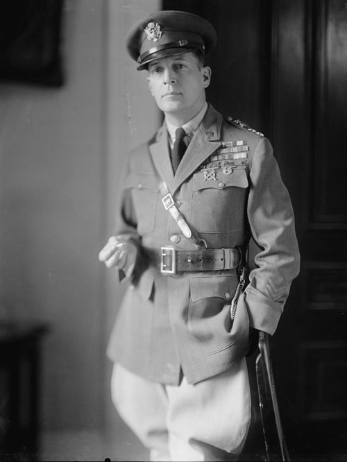 Генерал армии США - Дуглас Макартур.